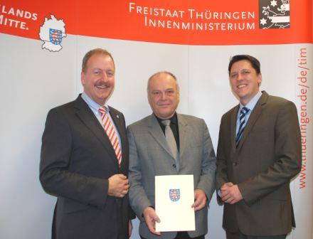 Foto: TIM,  von links: Jörg Geibert (Thür. Innenminister), Wolfgang Dütthorn (1. Beigeordneter der Stadt Saalfeld), Maik Kowalleck ( CDU-Landtagsabgeordneter)